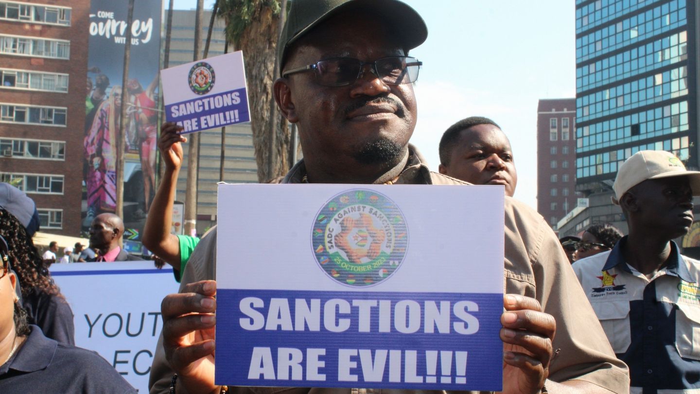 Hundreds rally against Western sanctions in Zimbabwe