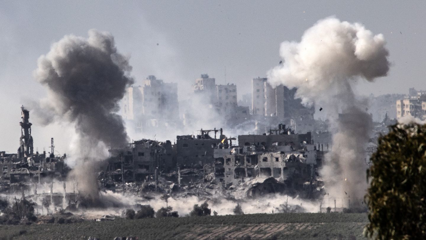 Death toll in Gaza 'crosses 10,000 mark'