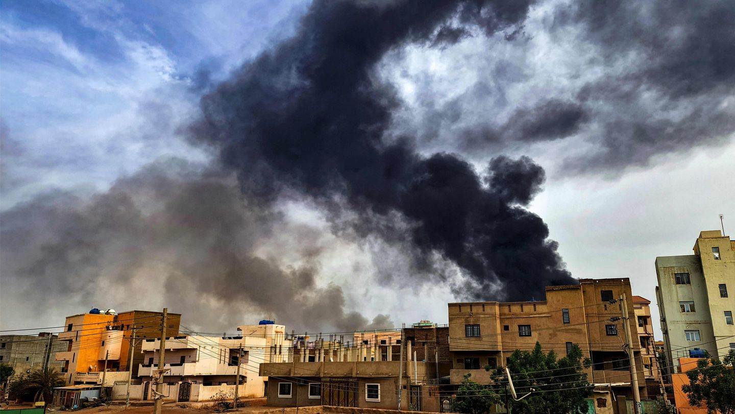 Rival forces in Sudan trade fire across the Nile
