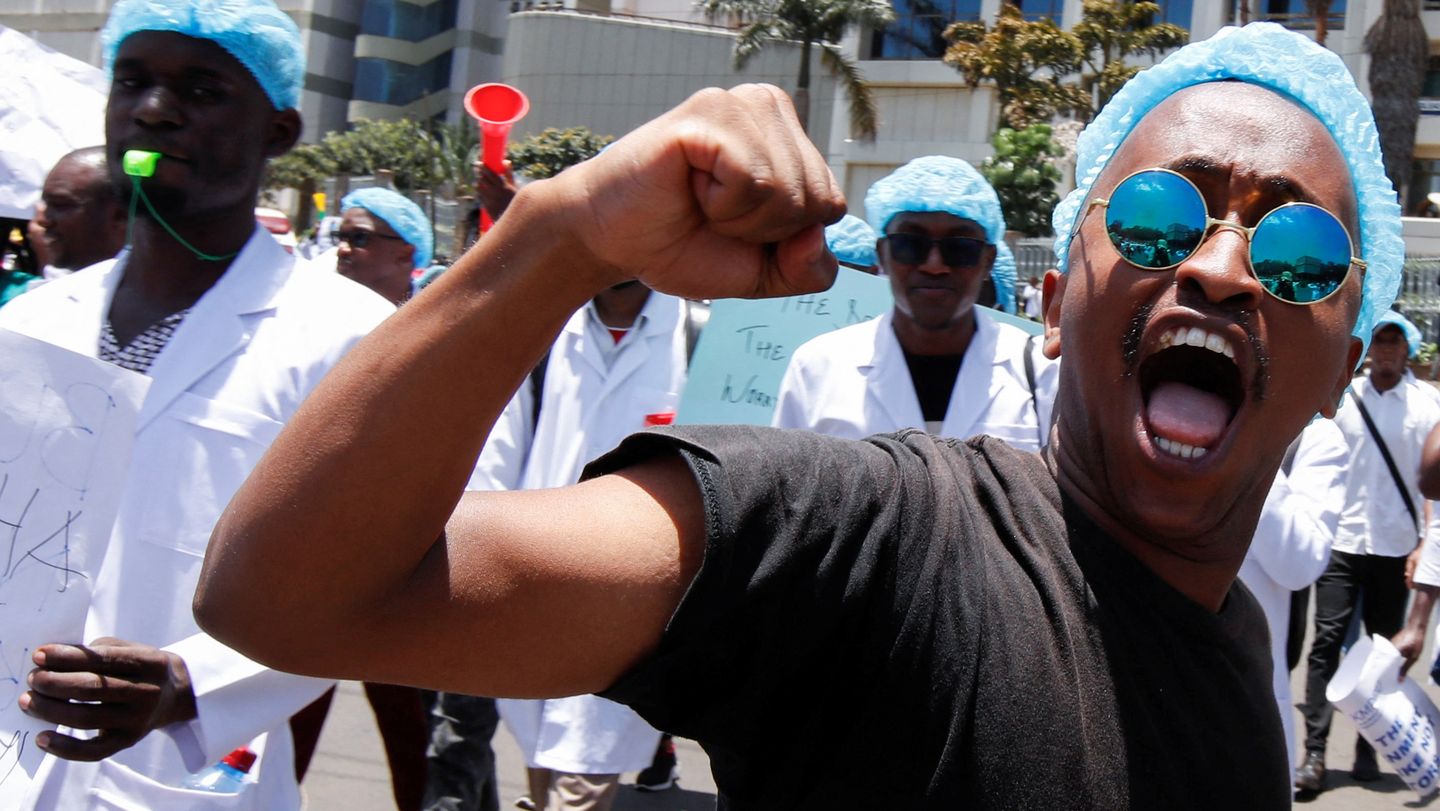 Kenyan doctors take to streets over pay