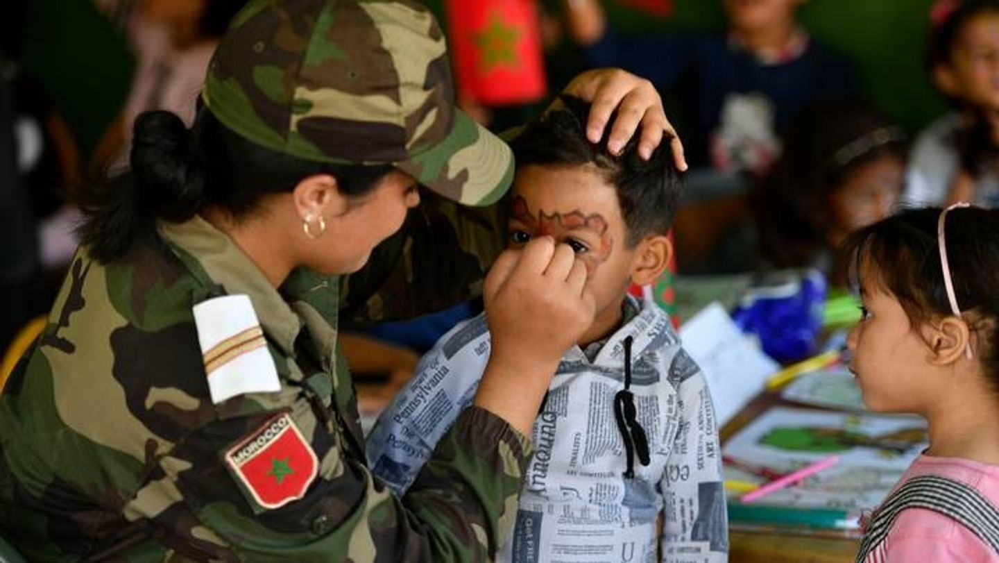 Après le tremblement de terre, les soldats marocains procurent de la joie aux enfants, grâce à l'art