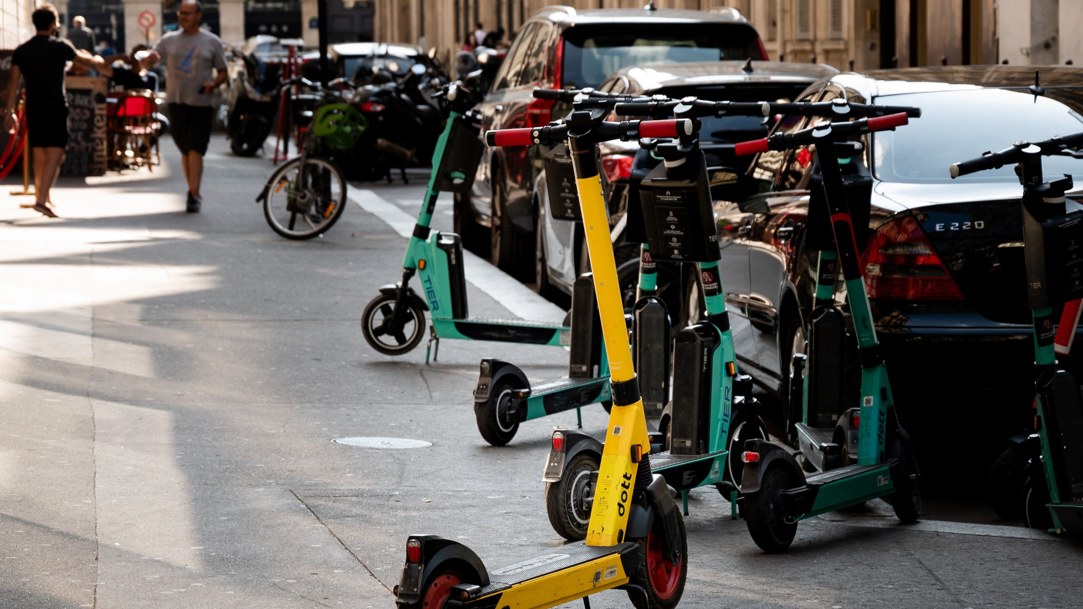 Joncher A Paris, coup de frein sur les trottinettes en libre-service - TRT Français