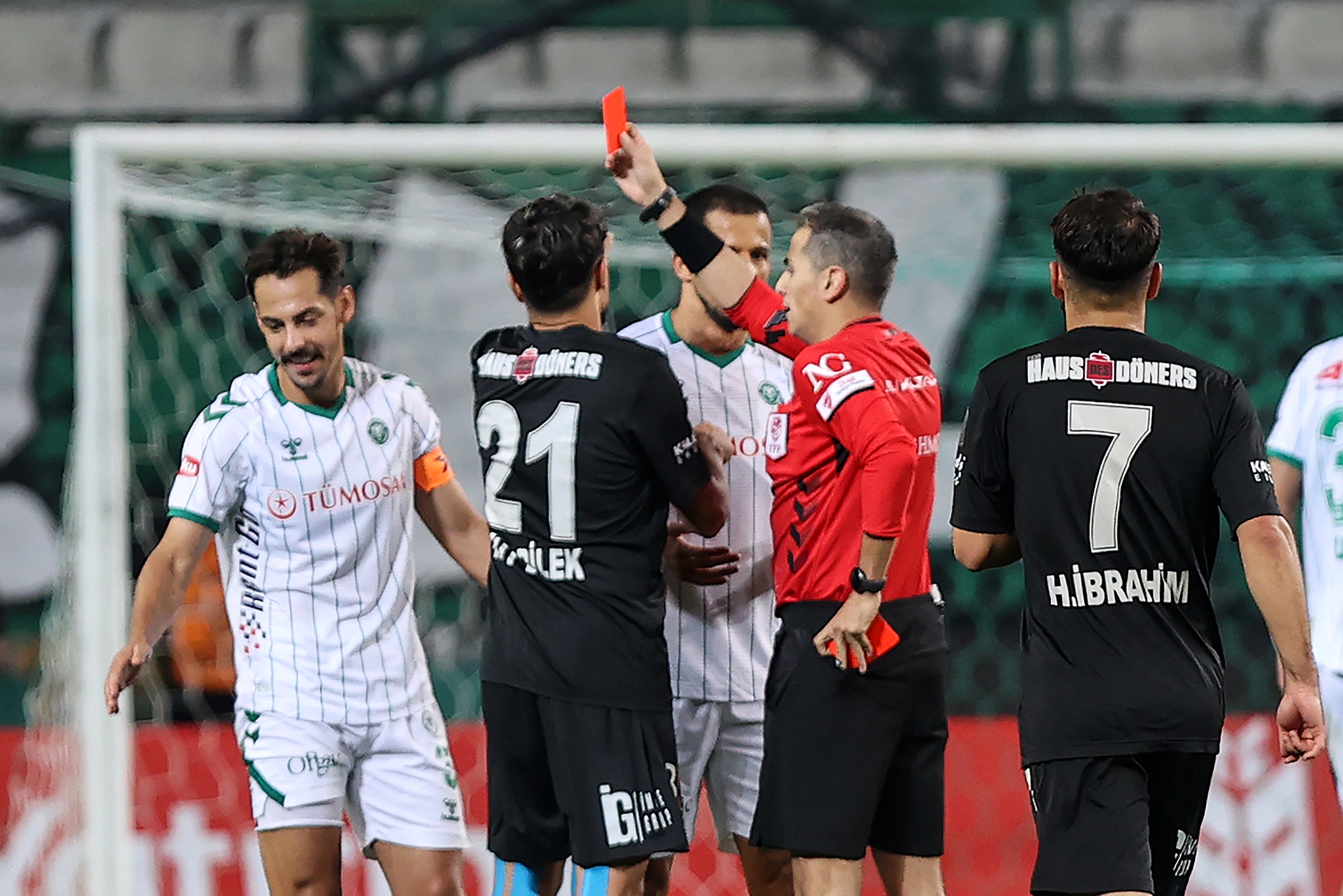 Konyaspor 9 kişiyle turladı