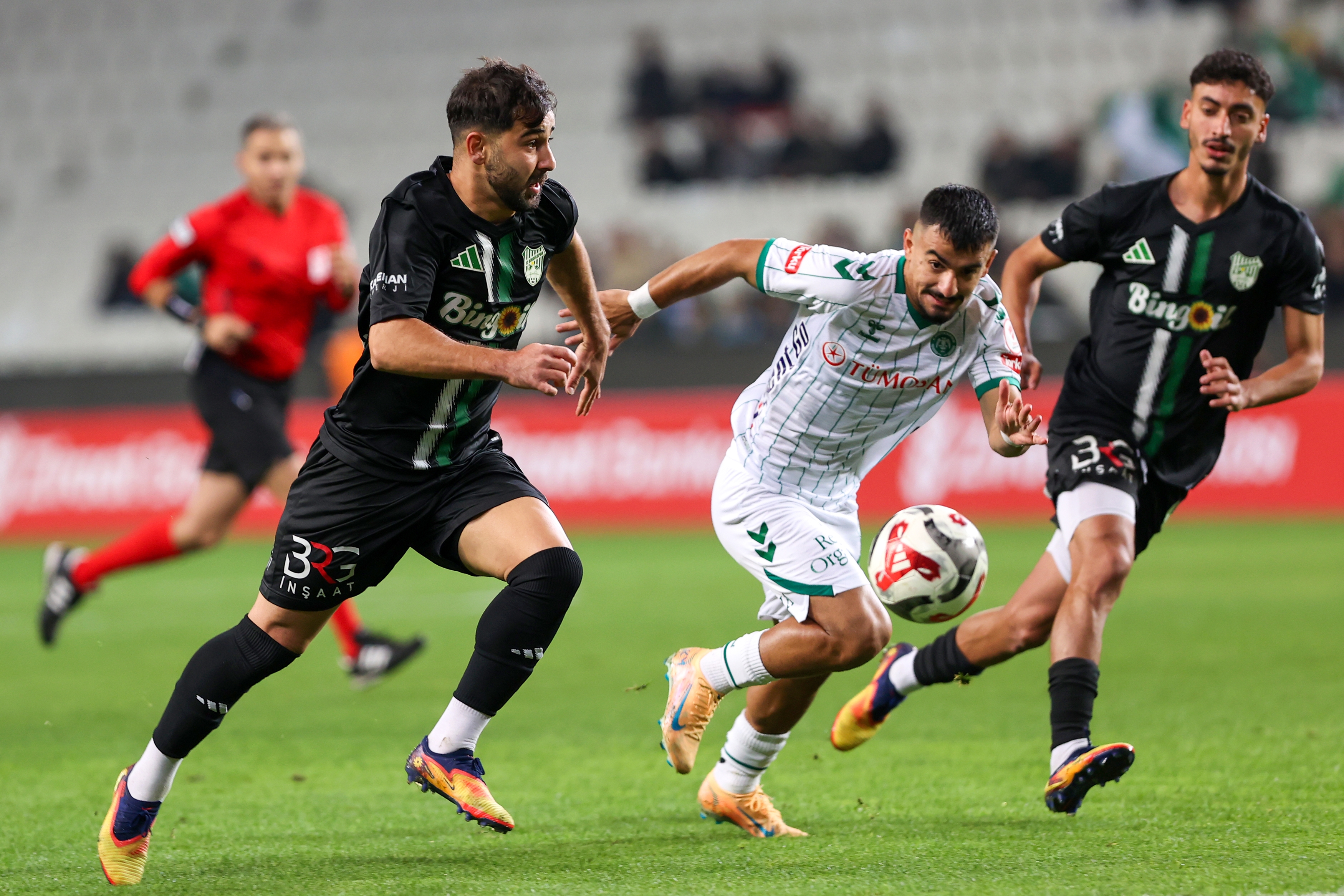 Konyaspor 9 kişiyle turladı