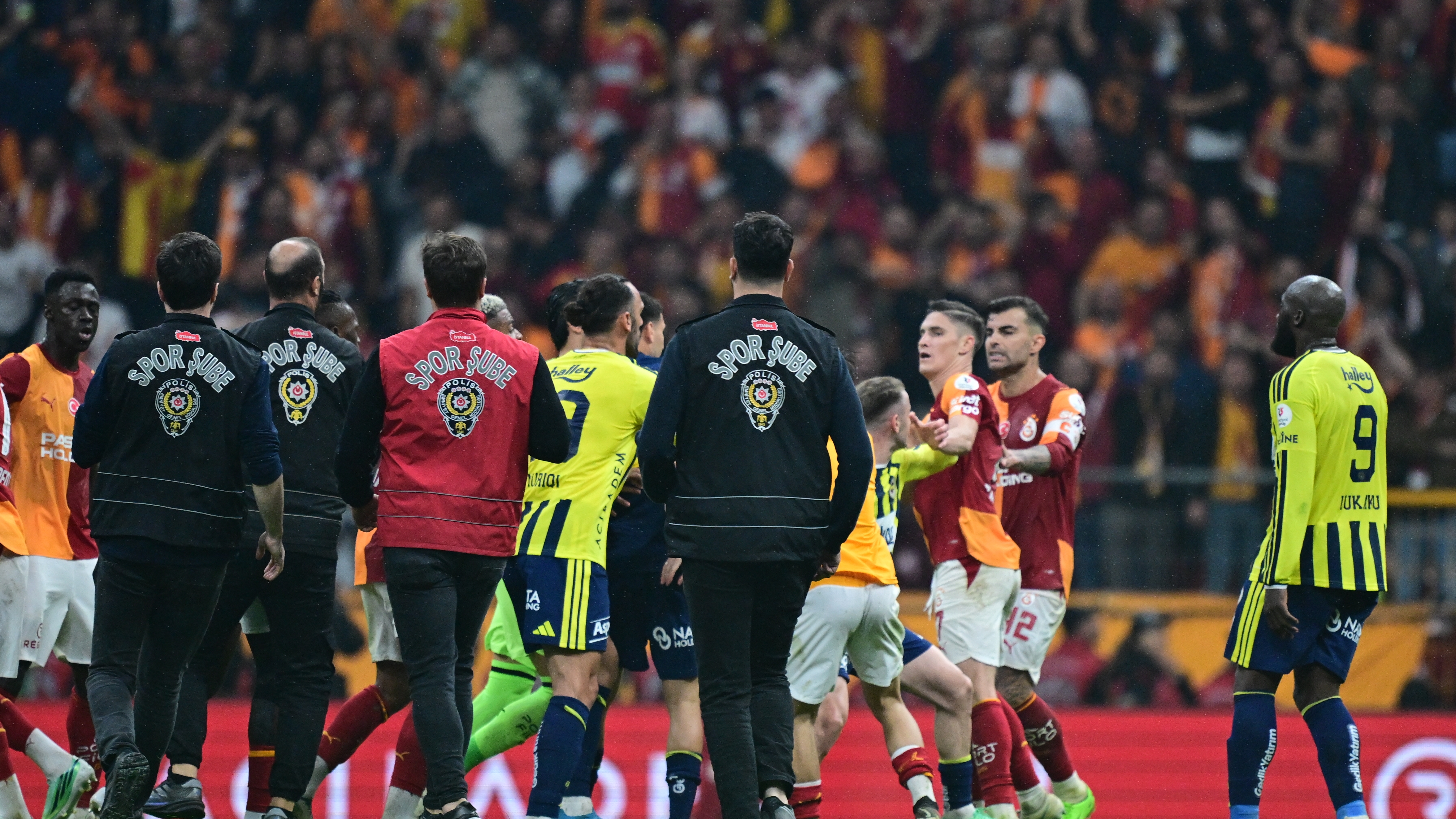 Archie Brown'a 3, Abdülkerim Bardakcı'ya 2 maç ceza