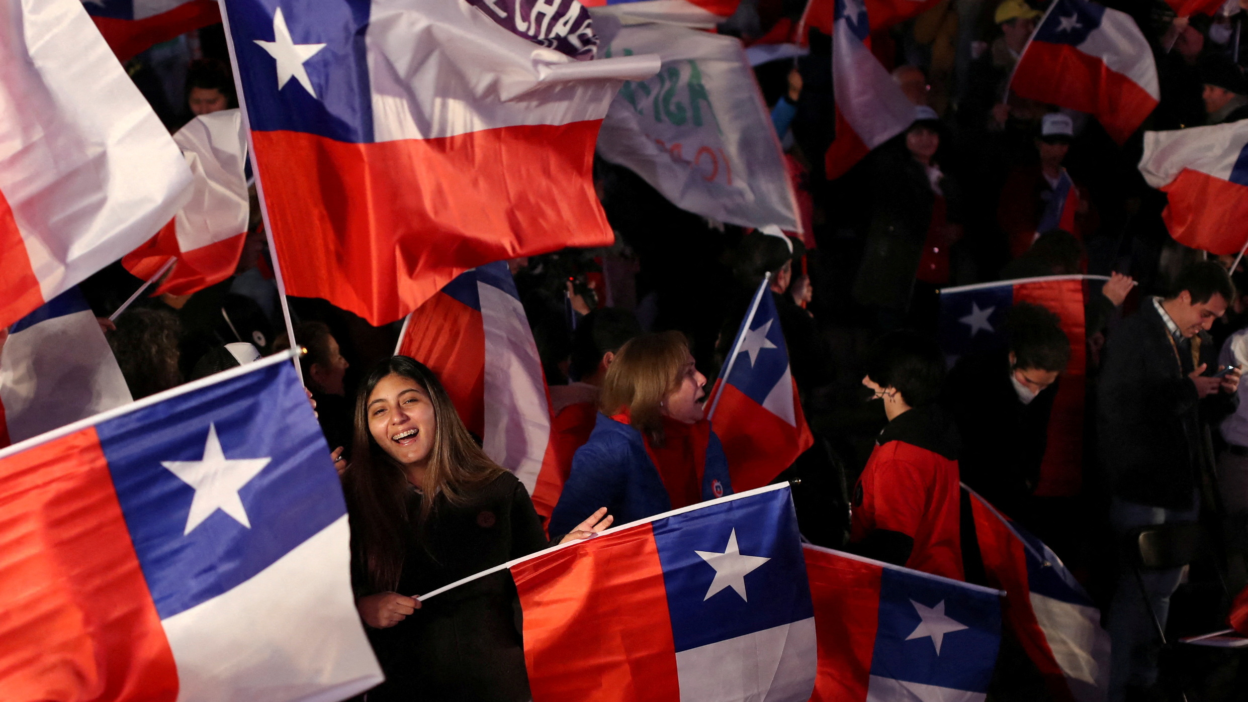 Chileans begin voting to decide on new constitution - TRT World