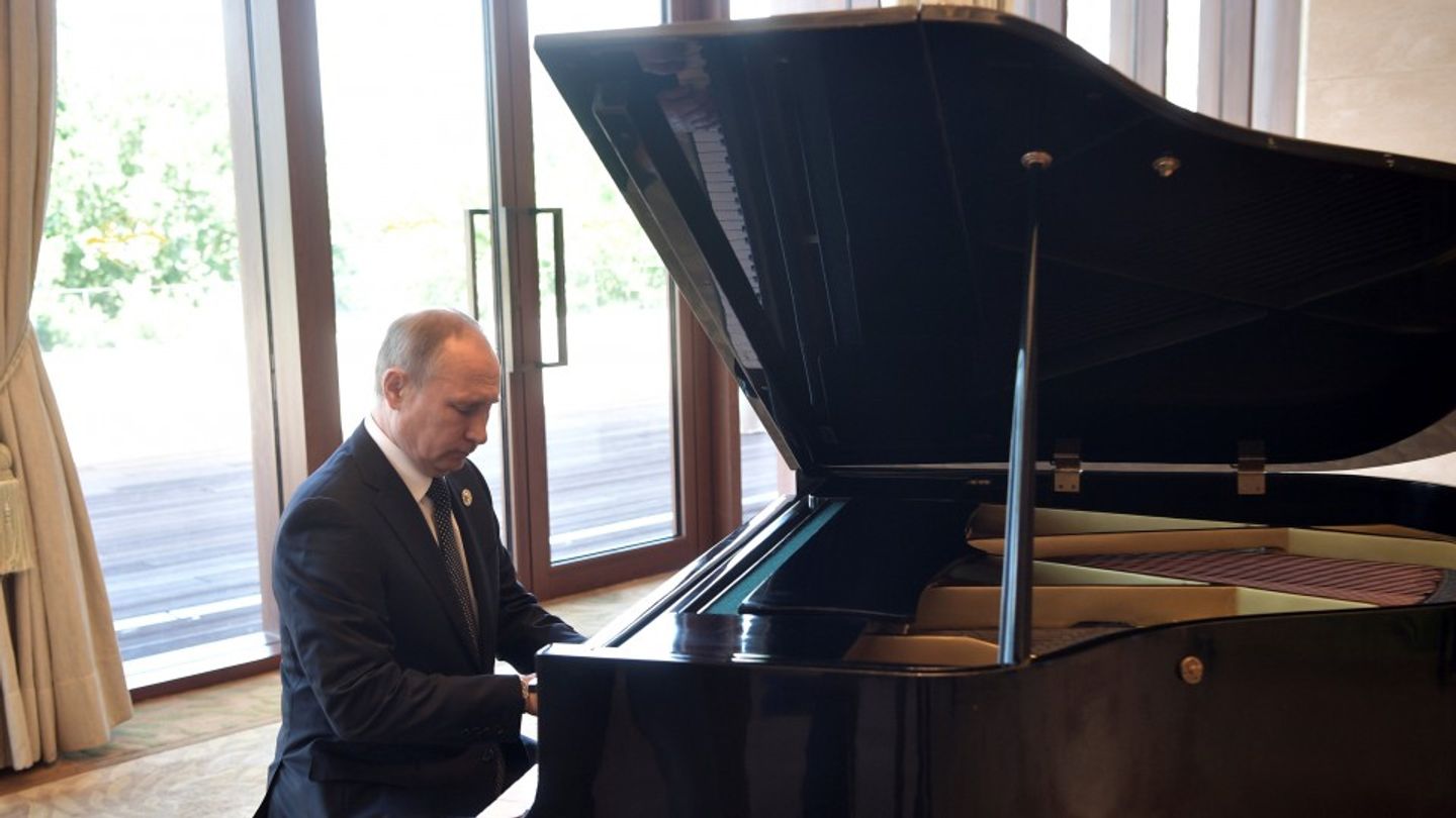 Putin shows off piano skills ahead of meeting with Chinese leader